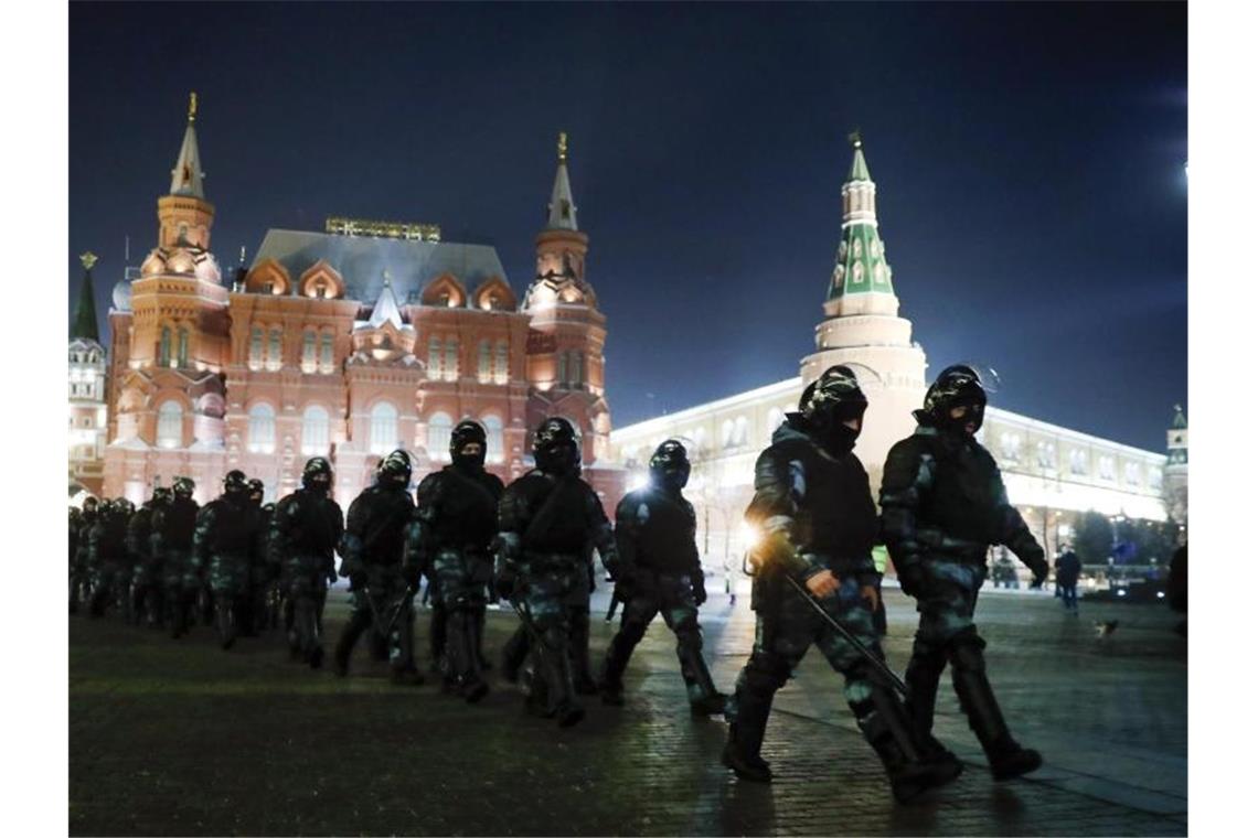 Putins Gegner Nawalny für Jahre politisch kaltgestellt Mitglieder der russischen Nationalgarde versammeln sich nach dem Urteil auf dem Roten Platz, um eine Protestkundgebung zu verhindern. Foto: Pavel Golovkin/AP/dpa