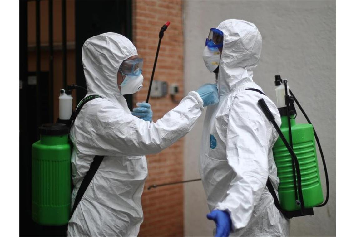 Fast 850 Corona-Tote in 24 Stunden in Spanien Mitglieder der spanischen Militäreinheit UME bereiten sich auf die Desinfizierung eines Altersheims in Madrid vor. Foto: Eduardo Parra/Europa Press/dpa