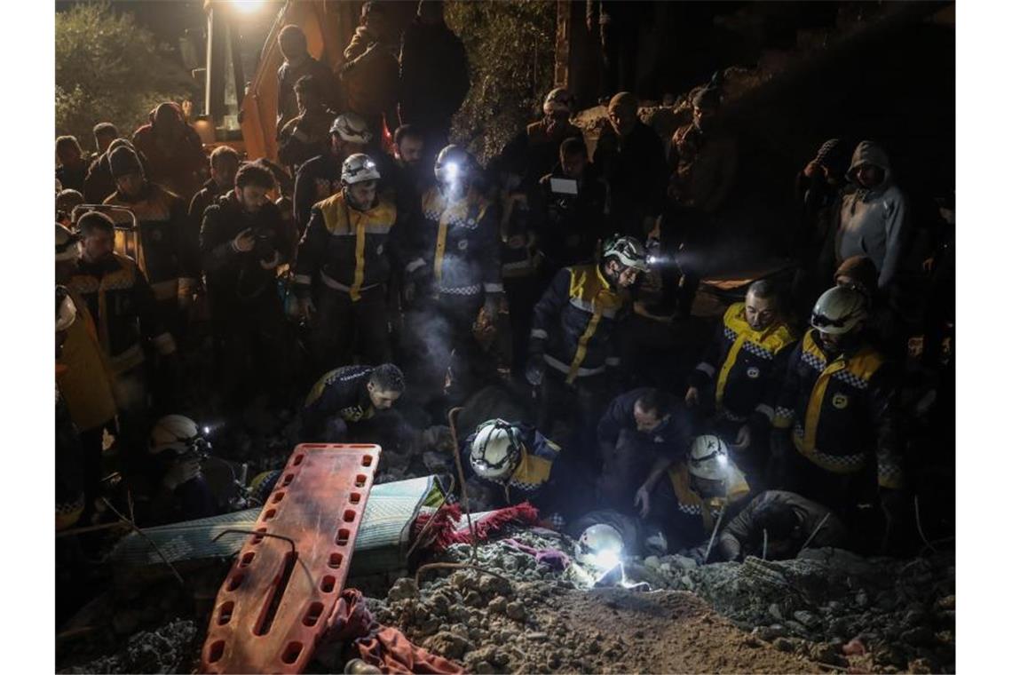 Frau und drei Kinder sterben bei Hauseinsturz in Syrien Mitglieder der syrischen Zivilverteidigung White Helmets versuchen, eine Familie aus den Trümmern eines zweistöckigen Hauses zu retten. Foto: Anas Alkharboutli/dpa