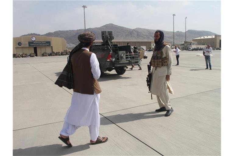 Mitglieder der Taliban gehen nach dem Abzug der US-Truppen über den Flughafen Kabul. Foto: -/XinHua/dpa