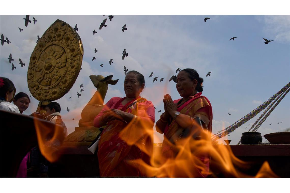 Mitglieder der Tamang-Gemeinschaft erweisen ihren verstorbenen Angehörigen während des Temal-Festes an der Boudhanath-Stupa die Ehre.