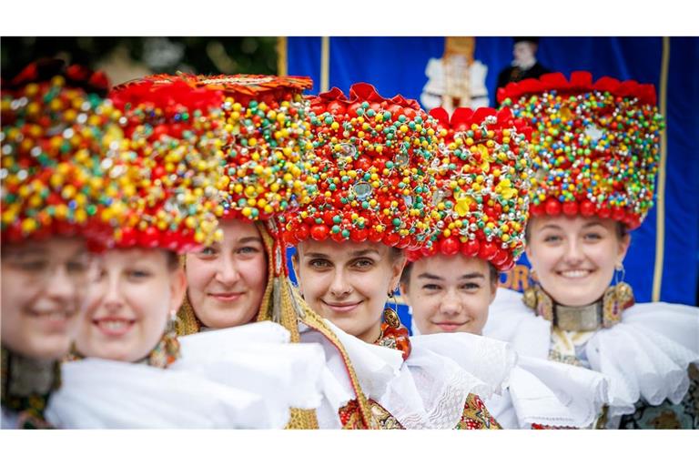 Mitglieder der Trachtengruppe Schaumburg Lippe tragen beim Tag der Niedersachsen in Osnabrück ihre traditionelle Tracht.