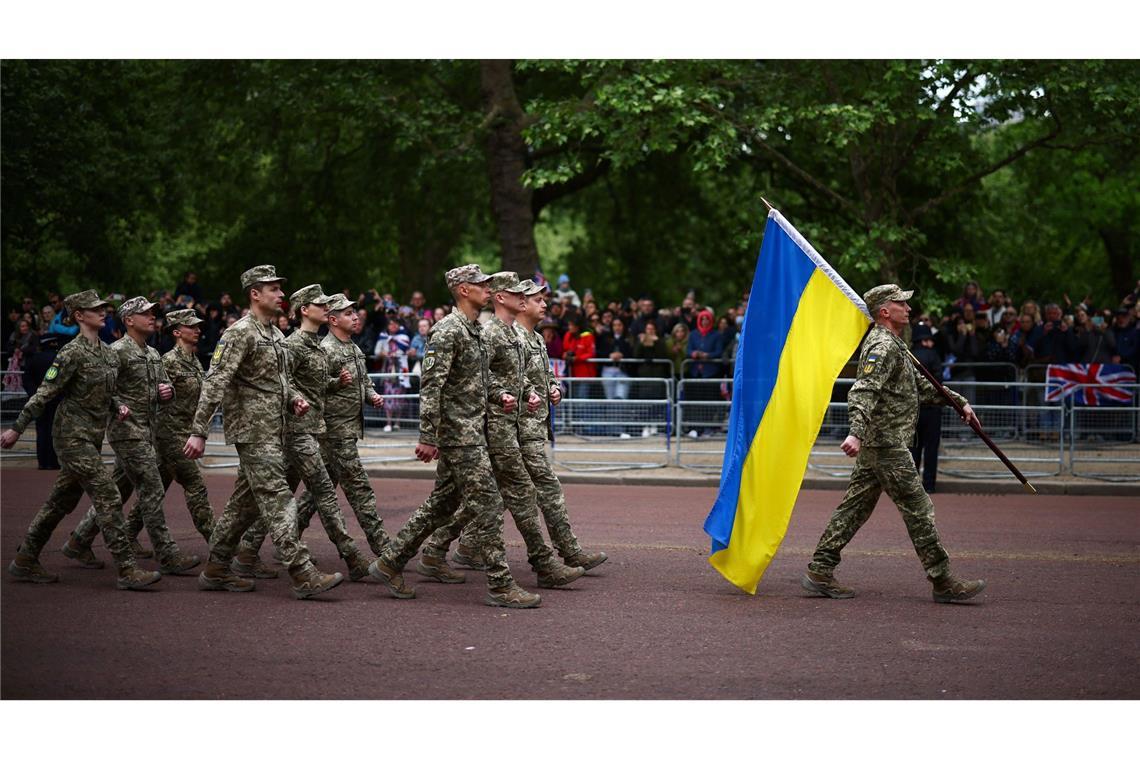 Bilder des Tages Mitglieder der ukrainischen Streitkräfte marschieren während der Parade anlässlich des 80. Jahrestags des Victory in Europe Day mit einer ukrainischen Fahne in London.