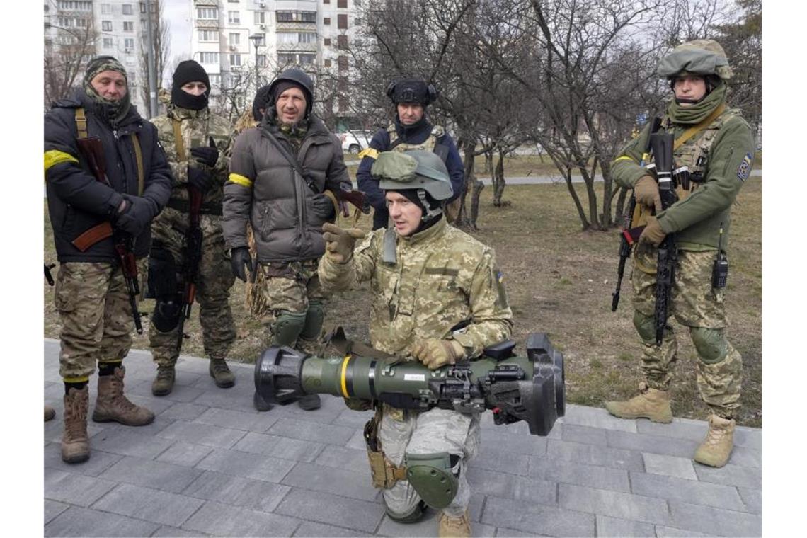Krieg gegen die Ukraine: Das ist die Lage am Abend Mitglieder der ukrainischen Territorialen Verteidigungskräfte trainieren am Stadtrand von Kiew. Foto: Efrem Lukatsky/AP/dpa