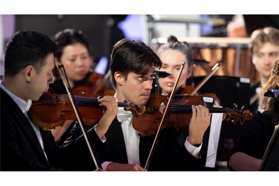 Der "Donauwalzer" reist ins All zur Voyager 1 Mitglieder der Wiener Symphoniker spielen den Walzer "An der schönen blauen Donau".