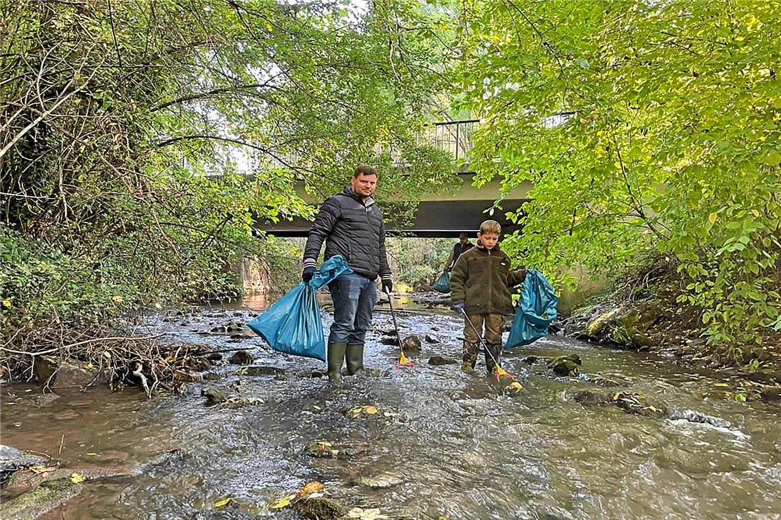 Mitglieder des Fischerei- und Gewässerschutzvereins (FGV) Steinheim an der Murr sammeln in der Murr Müll. Foto: privat