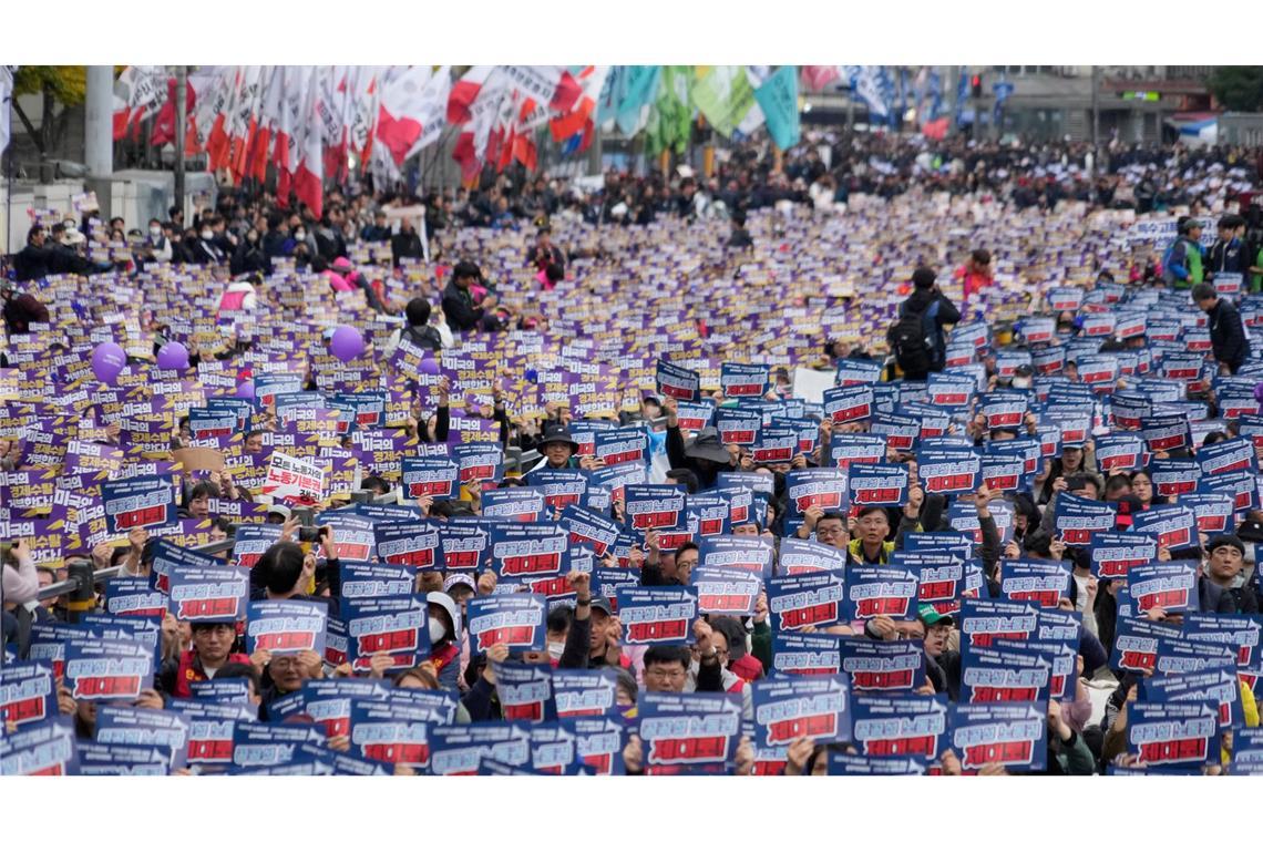 Mitglieder des koreanischen Gewerkschaftsbundes veranstalten in Seoul eine Kundgebung gegen die Arbeitspolitik der Regierung und die Zollpolitik von US-Präsident Trump gegenüber Südkorea.