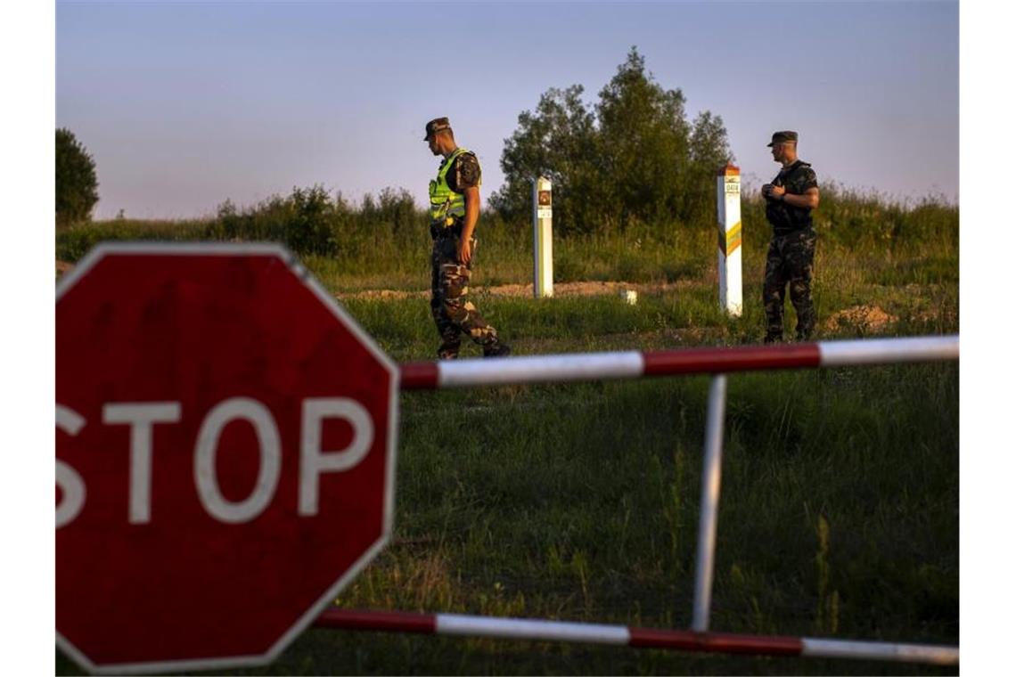 Mitglieder des litauischen Grenzschutzdienstes an der Grenze zu Belarus. Foto: Mindaugas Kulbis/AP/dpa
