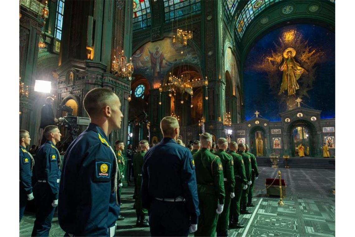 Mitglieder des Militärs nehmen an einer Zeremonie zur Einweihung der „Kirche des Sieges“ teil. Foto: Andrey Rusov/Russisches Verteidigungsministerium/dpa