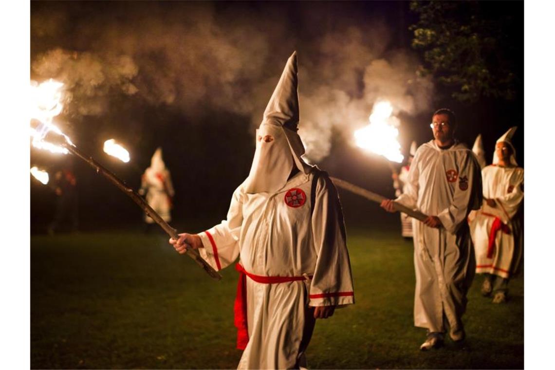 Mitglieder des rassistischen Ku-Klux-Klan. Foto: Jim Lo Scalzo/EPA/dpa/Archiv
