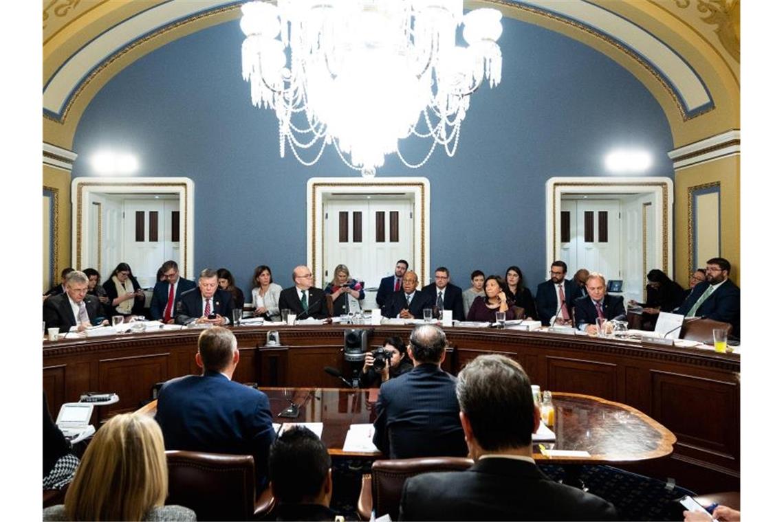 Mitglieder des Regelausschuss in Washington diskutieren die Anklagepunkte gegen Trump. Foto: Michael Brochstein/SOPA Images via ZUMA Wire/dpa