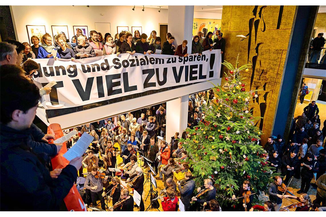 Mitglieder des Staatsorchesters und des Stuttgarter Opernchores demonstrieren mit einer „musikalischen Intervention“ im Foyer des Stuttgarter Rathauses gegen die geplanten ­Kürzungen im Kulturbereich.