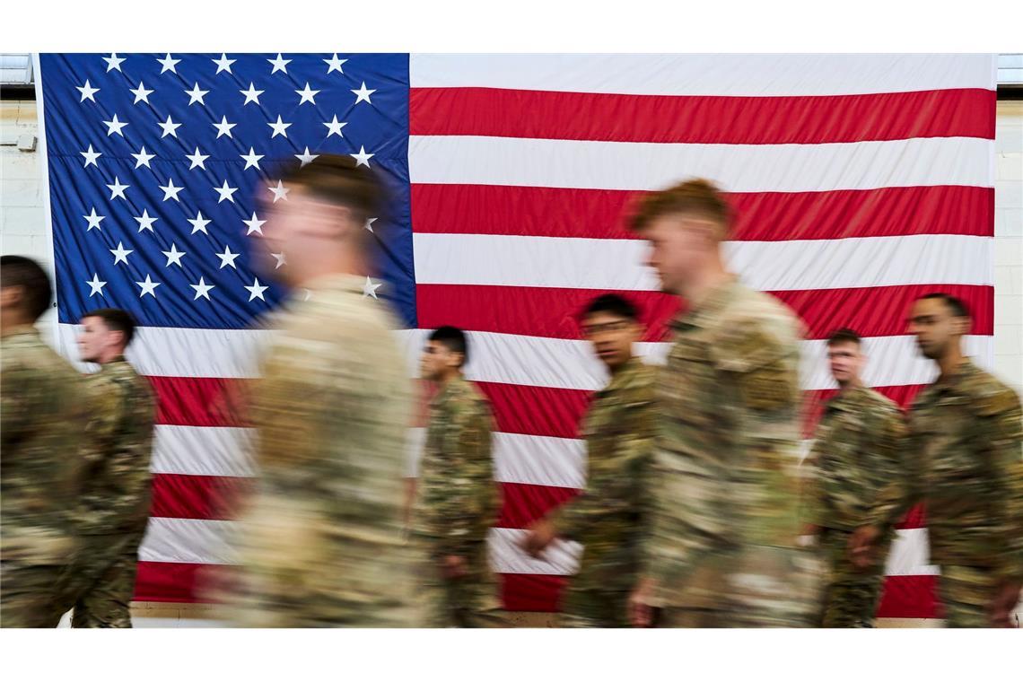 Mitglieder des XVIII. Luftlandekorps empfangen US-Präsident Trump in Fort Bragg.