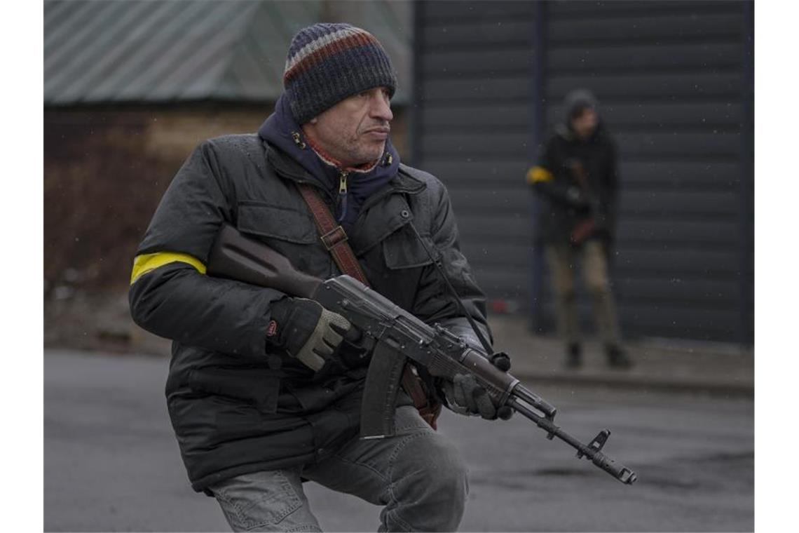 Krieg in der Ukraine: Cherson vermutlich in russischer Hand Mitglieder des Zivilschutzes gehen in Stellung, als sich ein Fahrzeug dem Kontrollpunkt in Gorenka außerhalb der ukrainischen Hauptstadt Kiew nähert. Foto: Vadim Ghirda/AP/dpa
