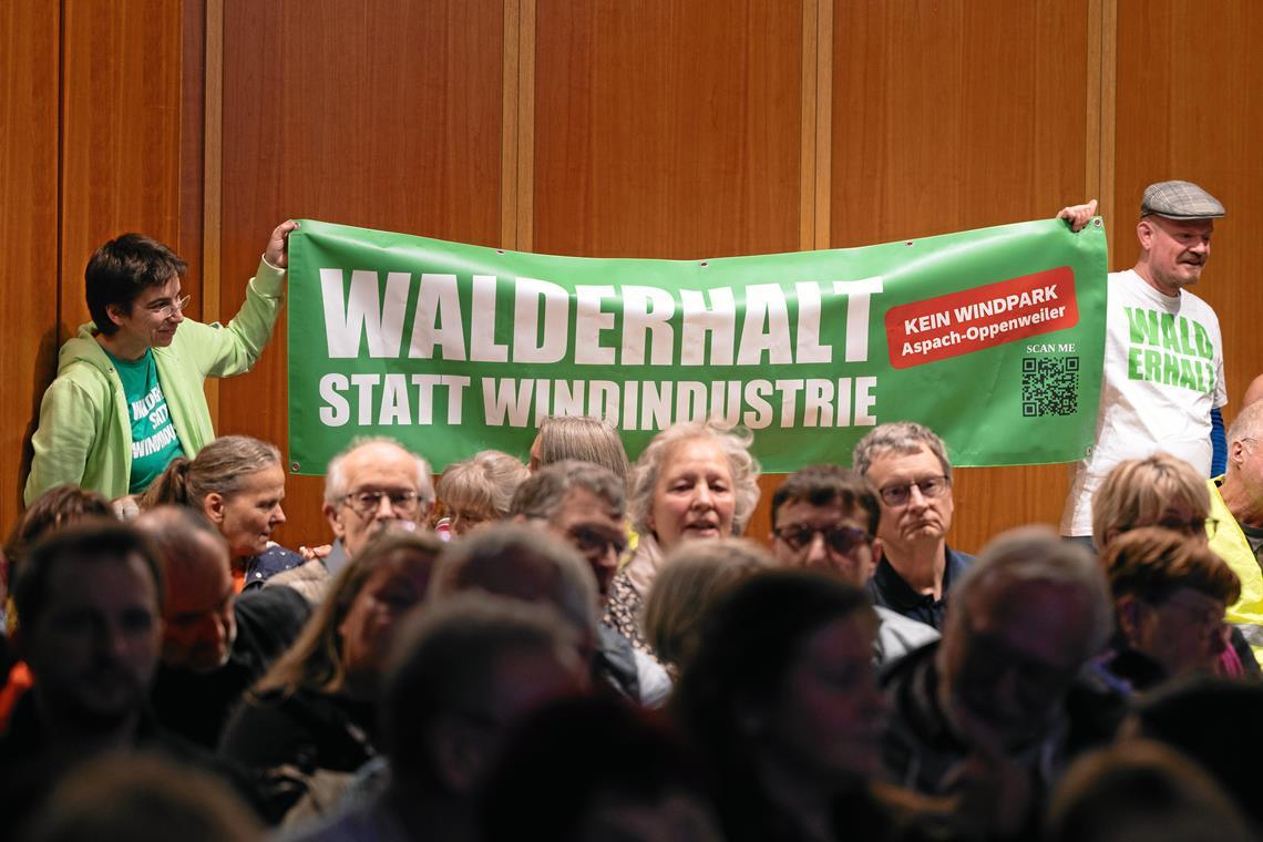 Mitglieder einer Bürgerinitiative nutzen die Veranstaltung zum Protest gegen den Bau von Windrädern in Waldgebieten. Foto: Alexander Becher