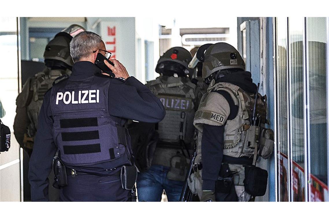 Bilder des Tages Mitglieder eines SEK der Polizei sind an einem Haus in Hagen im Einsatz. Ein Mann wurde dort festgenommen, nachdem er in einem sozialen Netzwerk mit verdächtigen Äußerungen aufgefallen war. Er soll in einem Messenger-Dienst mit Anschlagsdrohungen geprahlt haben.