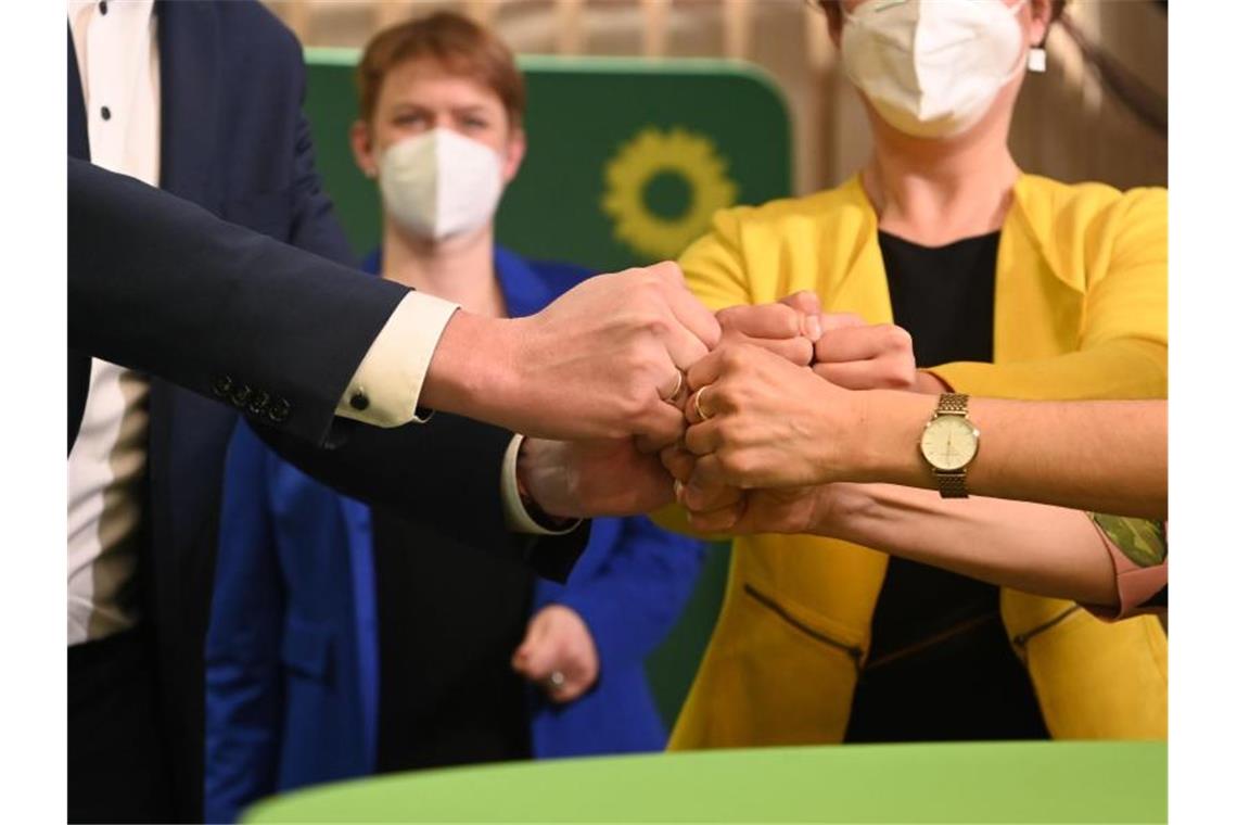 Nach Triumph kann Kretschmann Koalitionspartner aussuchen Mitglieder und Anhänger von Bündnis 90/Die Grünen nach der Bekanntgabe der ersten Prognose. Foto: Marijan Murat/dpa
