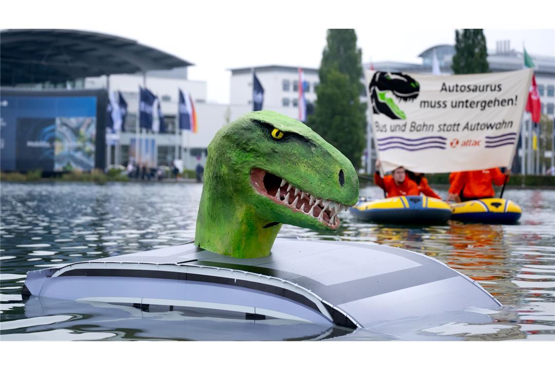 Bilder des Tages Mitglieder von Attac demonstrieren vor der Eröffnung der Internationalen Automobil-Ausstellung (IAA Mobility) in München mit einem „Autosaurus“ für eine Mobilitätswende.