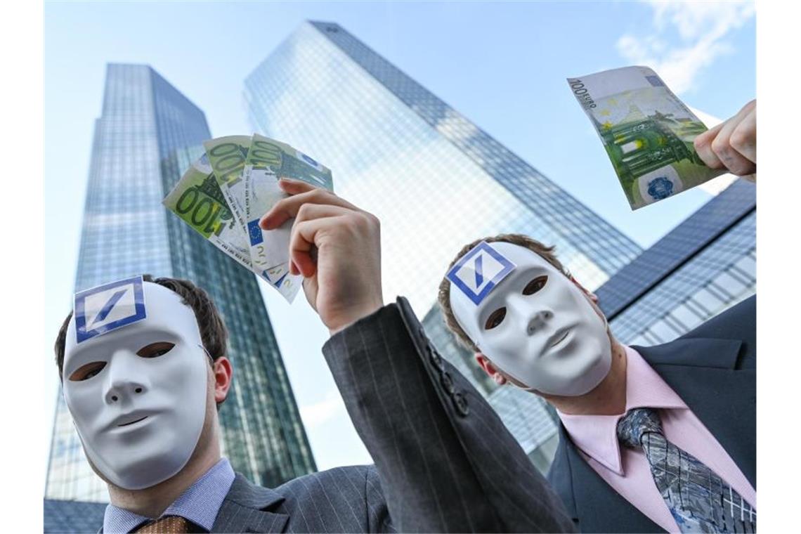 Viele Kunden erwarten mehr Klimaschutz von ihrer Bank Mitglieder von Attac, die weiße Masken mit dem Logo der Deutschen Bank tragen, stehen beim zentralen Klimastreik von Fridays for Future vor der Zentrale der Deutschen Bank. Foto: Arne Dedert/dpa