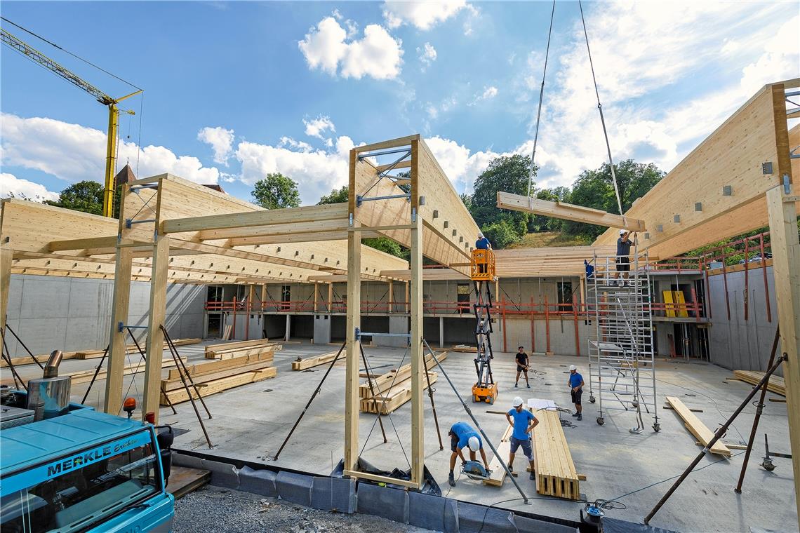 Mithilfe eines Krans wurden vergangene Woche die Holzbalken eingebaut.Foto: Jörg Fiedler