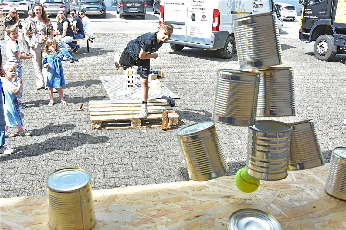Mitmach-Aktion bei Holzbau Schleicher. Ein Jugendlicher aus Allmersbach treffsic...