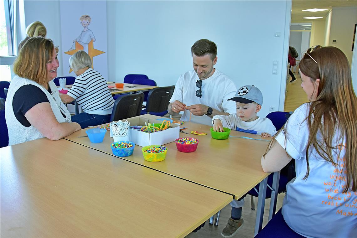 Mitmach-Aktion im Kinderhospizdienst Sternentraum: Regenbogen-Basteln aus bunten...