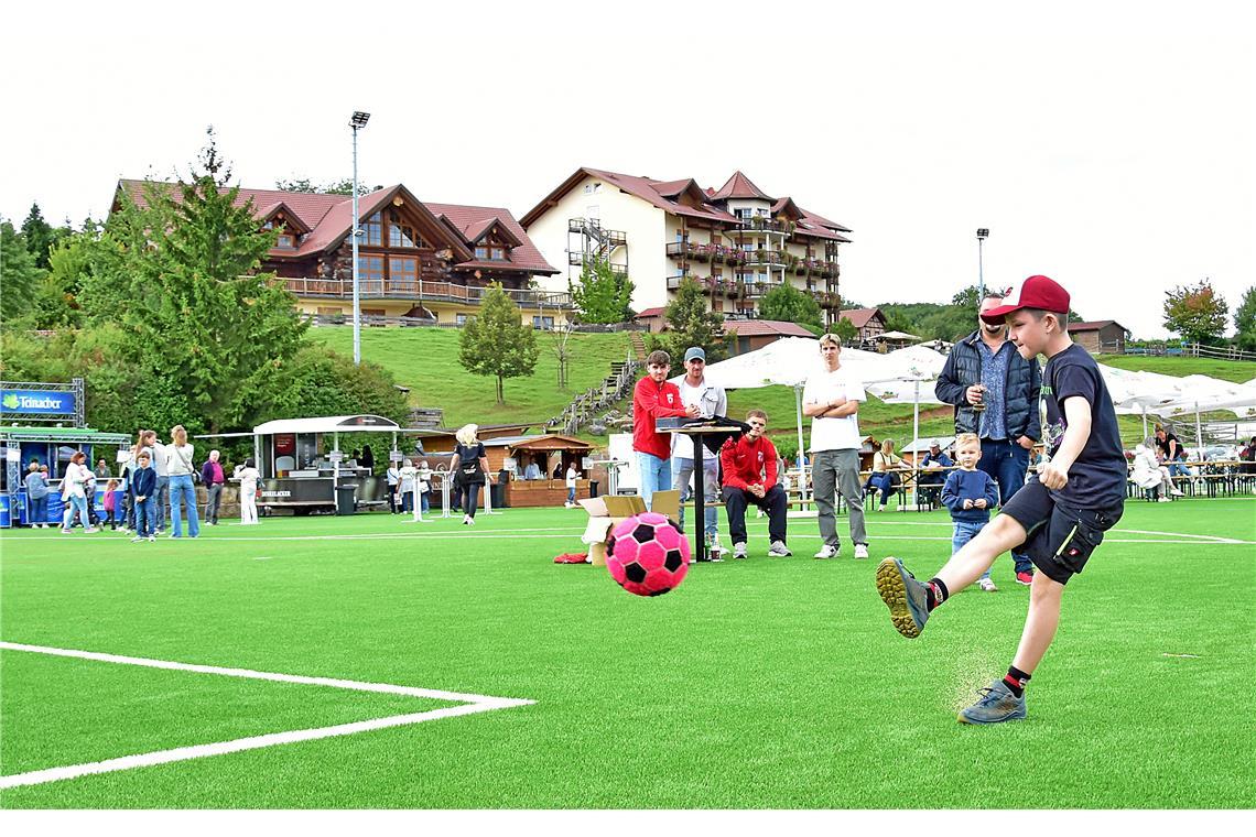 Mitmachangebote gibt es auf dem Sportplatz des Hotels. Tag der offenen Tür 75 Ja...