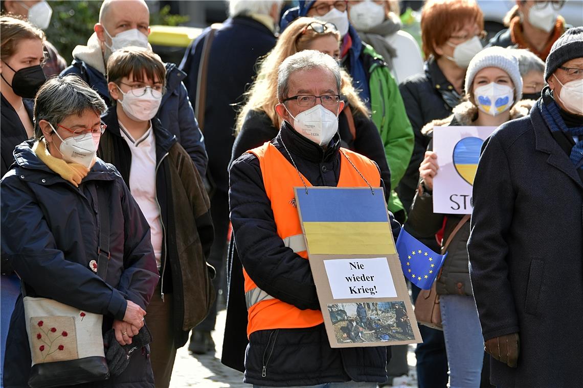Solidarität mit der Ukraine bekundet Mitorganisator Josef Klein (mit Warnweste) hat die Mahnwache zusammen mit Monika Schwartz und Gerlinde Wengert kurzfristig organisiert und angemeldet.