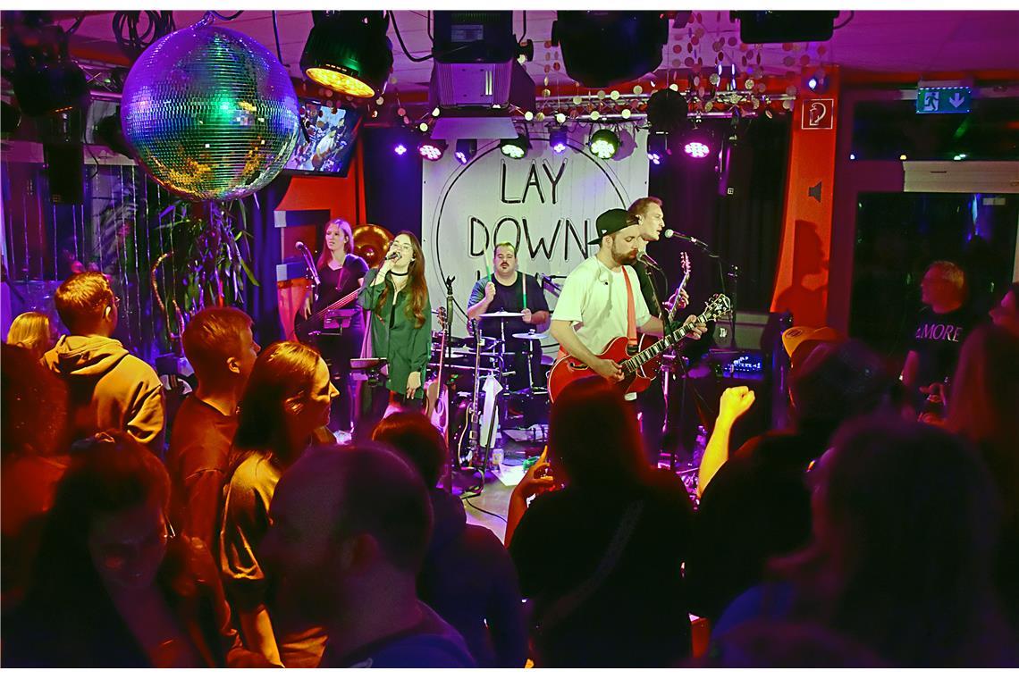 Mitsingen und Abtanzen in Backnang. Die Band Lay Down Layla bringt mit einer ene...
