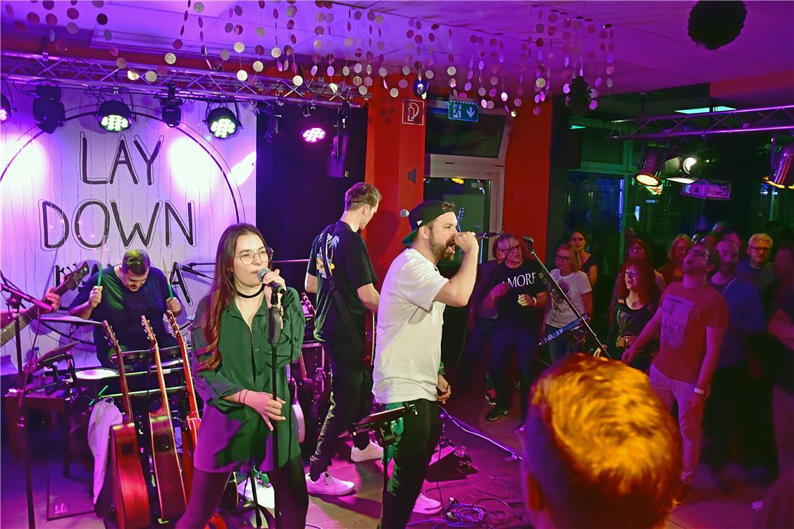 Mitsingen und Abtanzen in Backnang. Die Band Lay Down Layla bringt mit einer ene...