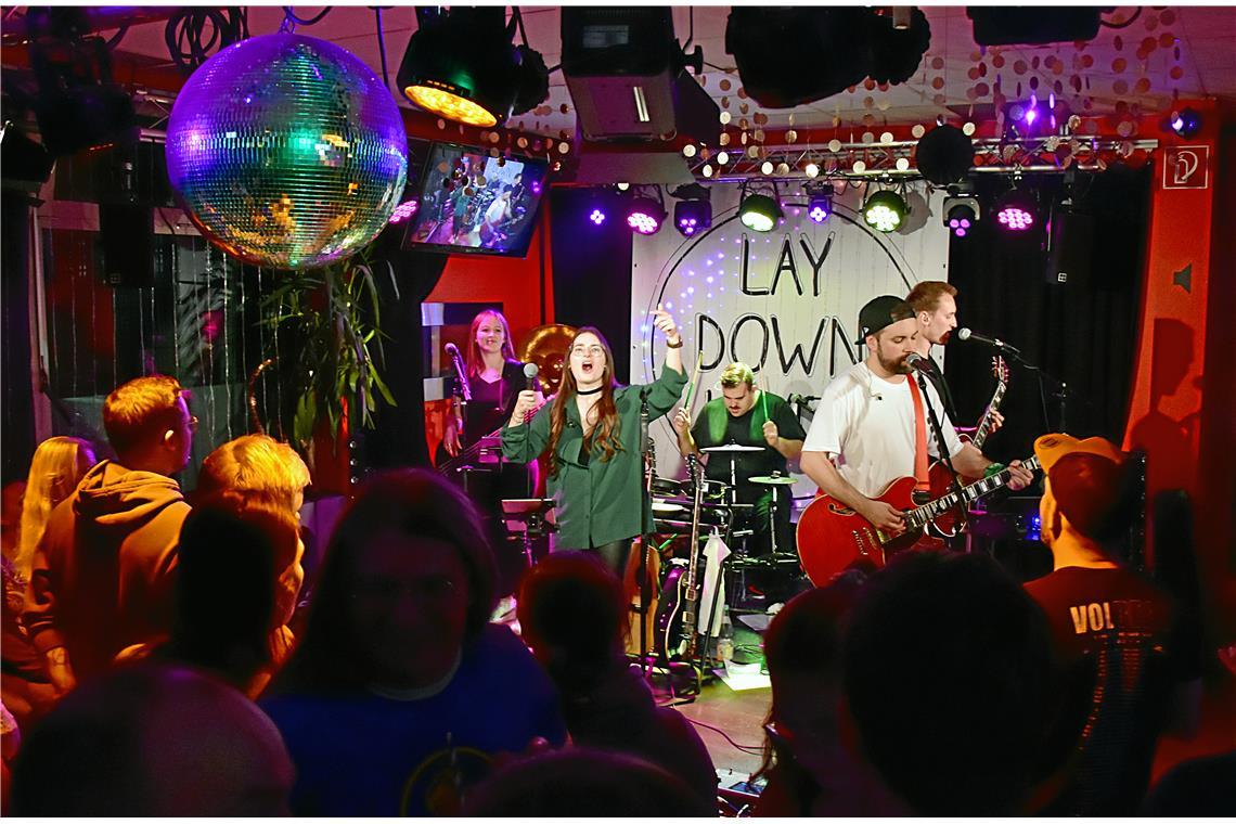 Mitsingen und Abtanzen in Backnang. Die Band Lay Down Layla bringt mit einer ene...