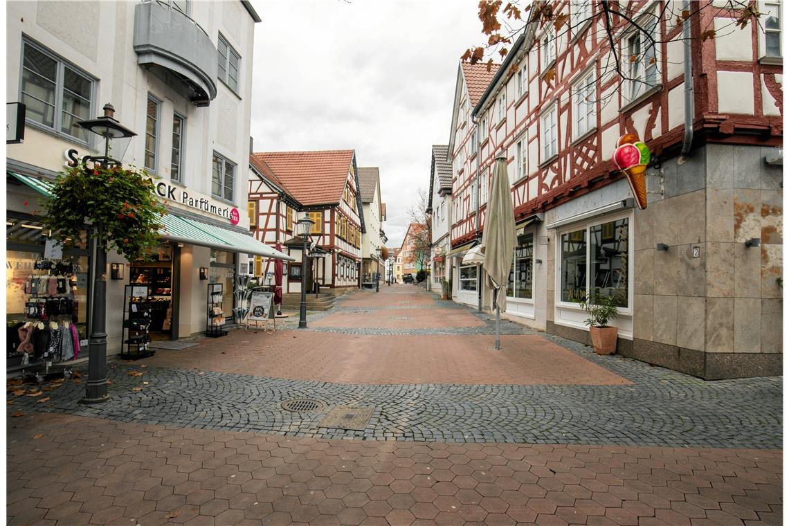 Mittagspause am Montag und die Innenstadt ist leer. Am ersten Tag des zweiten Lockdowns sind nur wenige Menschen unterwegs, zum Teil trifft man keine Menschenseele. Foto: A. Becher