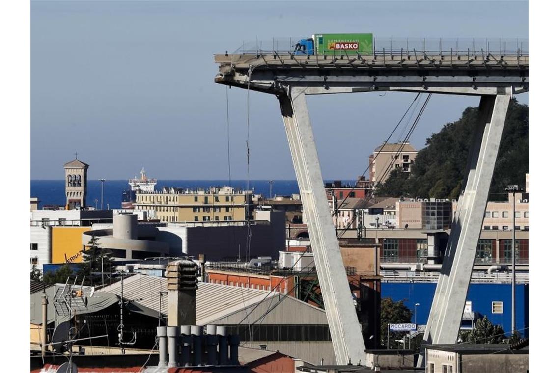 Mitte August 2018: Blick auf die am Vortag eingestürzte Autobahnbrücke Morandi. Foto: Antonio Calanni/AP