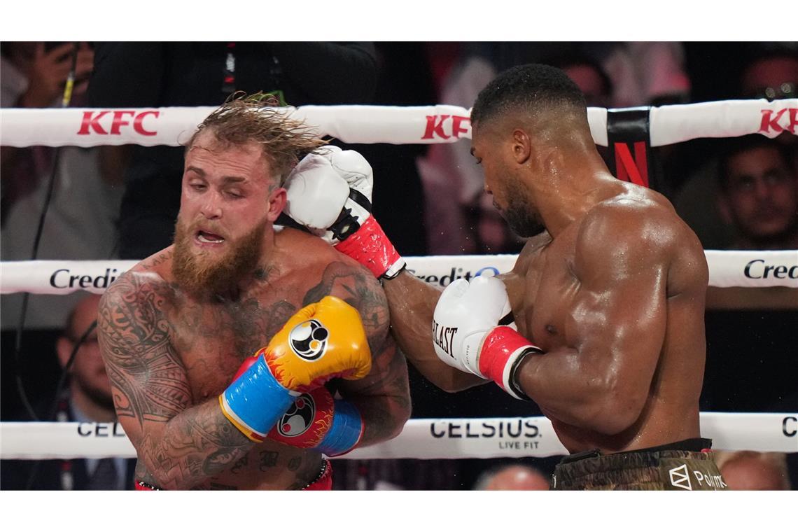 Mitte Dezember setzte sich Anthony Joshua (r.) klar gegen Internet-Star Jake Paul durch. (Archivbild)