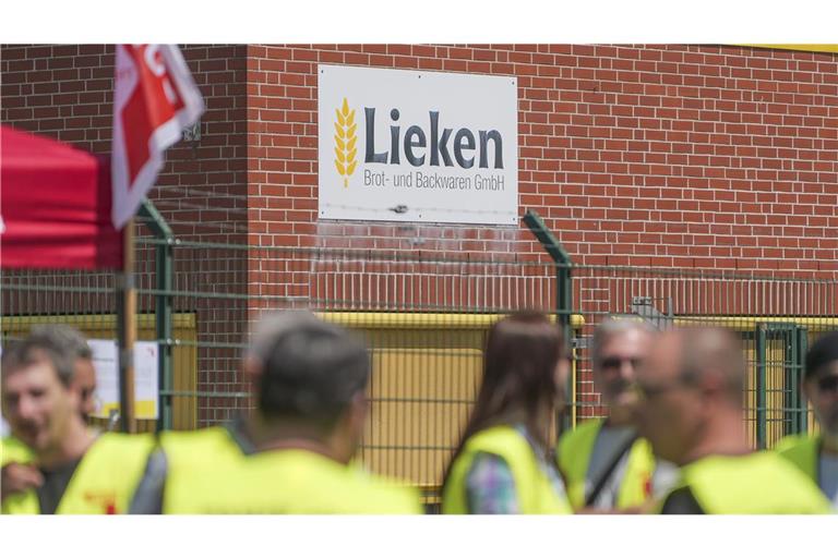 Mitte Juni protestierten Beschäftigte im Rahmen des Tarifkonflikts am Standort Bietigheim-Bissingen (Foto). Jetzt wurden Belegschaftsangehörige in Crailsheim nach NGG-Angaben „ausgesperrt“.