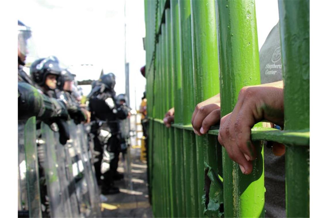 Mittelamerikanische Migranten versuchen, die Grenze zwischen Mexiko und Guatemala illegal zu überqueren. Foto: Cortesía/NOTIMEX/dpa
