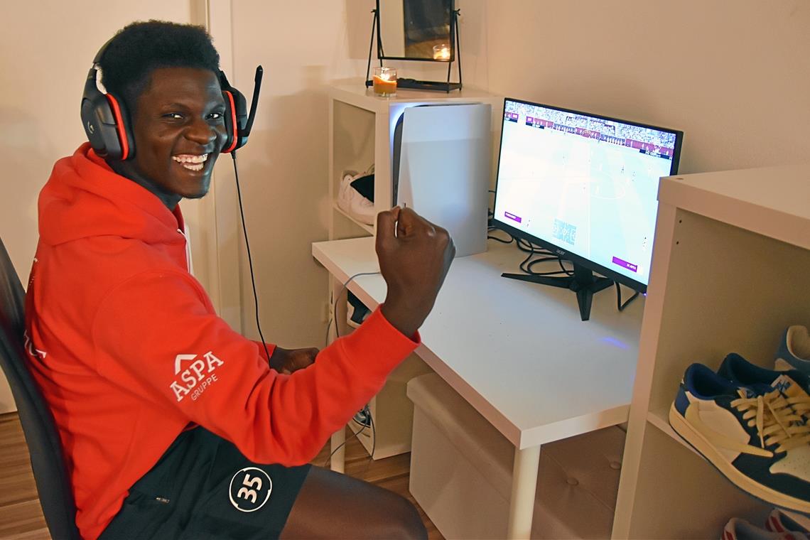 SG Sonnenhof siegt im Herzschlagfinale Mittelfeldmann Andrew Owusu vom Regionalligisten SG Sonnenhof Großaspach bejubelt den Turniersieg. Foto: T. Sellmaier
