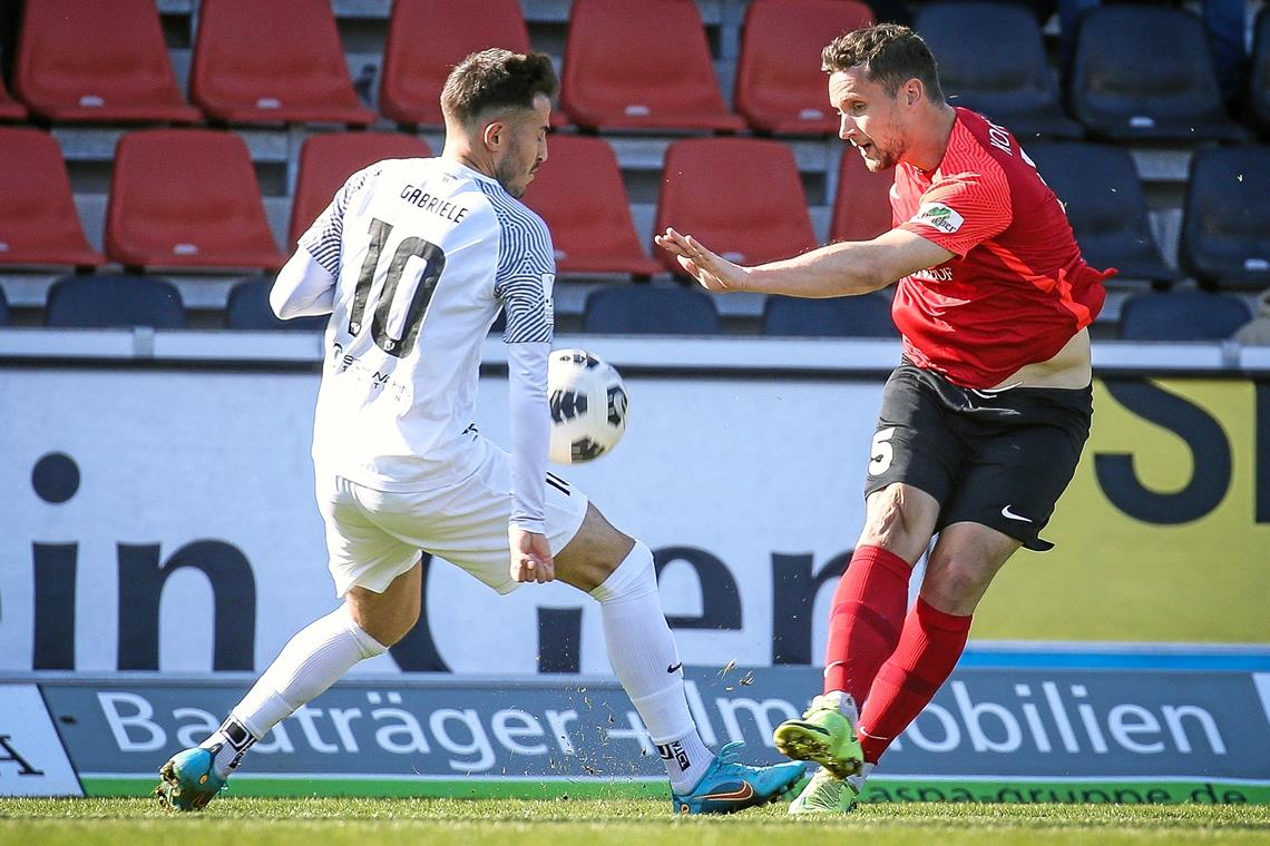 Mittelfeldmann Manuel Konrad (rechts) wird weiterhin für die SG Sonnenhof Großaspach am Ball sein. Foto: Alexander Becher
