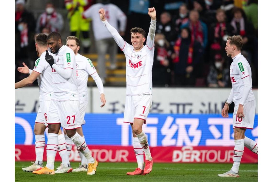 Bayern müht sich - BVB zeigt Reaktion nach Königsklassen-Aus Mittelfeldspieler Dejan Ljubicic (2. v.r) hat den 1. FC Köln mit dem Tor zum 1:0 gegen Borussia Mönchengladbach auf die Siegerstraße gebracht. Foto: Marius Becker/dpa