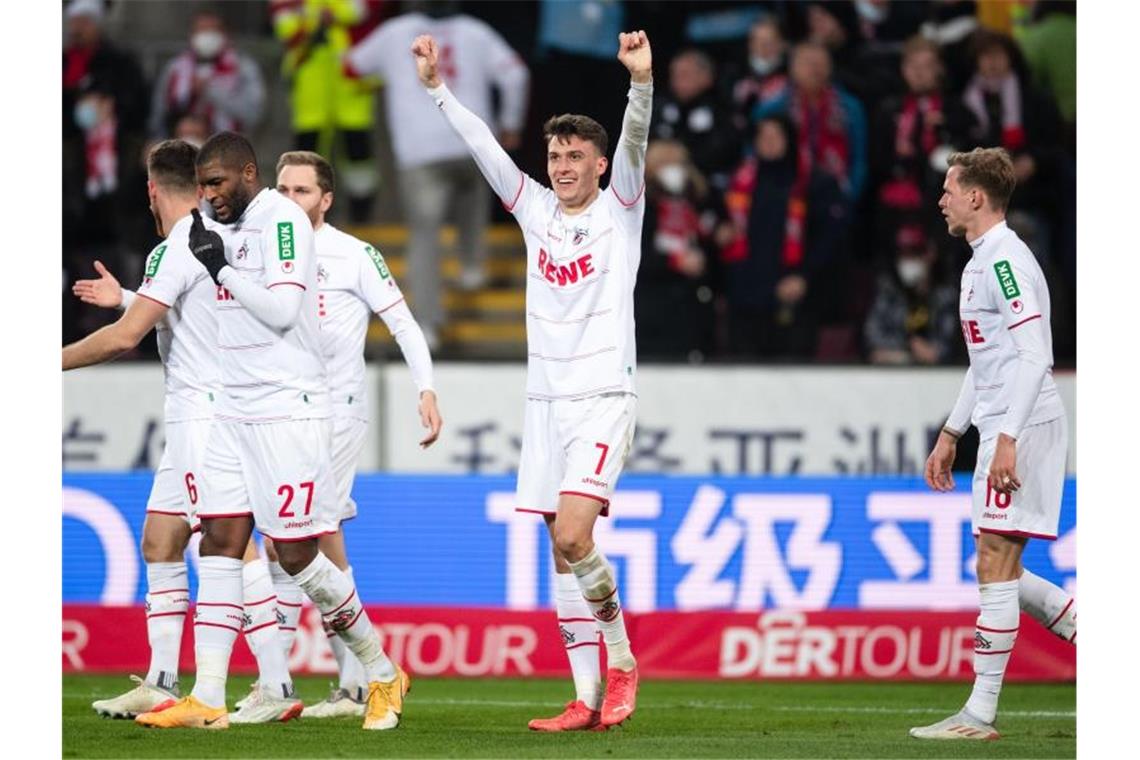 Mittelfeldspieler Dejan Ljubicic (2. v.r) hat den 1. FC Köln mit dem Tor zum 1:0 gegen Borussia Mönchengladbach auf die Siegerstraße gebracht. Foto: Marius Becker/dpa