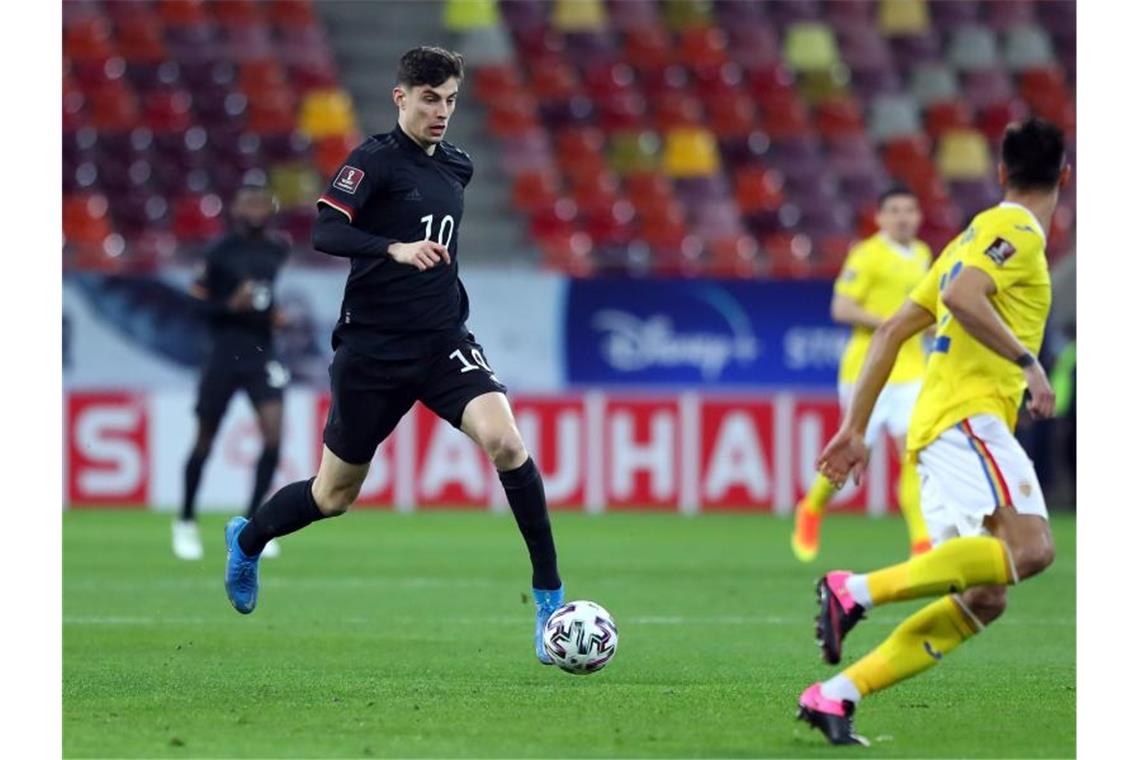 Erfolgreich in EM-Sommer - Löw: „Darauf können wir aufbauen“ Mittelfeldspieler Kai Havertz (l) treibt den Ball per Dribbling nach vorne. Foto: Stefan Constantin/dpa