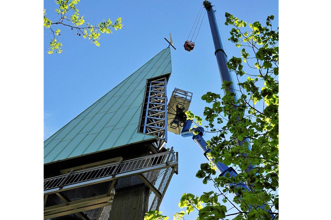 Nun ruft der Glockenturm wieder zum Gebet Mittels Hebebühne konnte an der Fassade des Turms gearbeitet werden. Fotos: privat