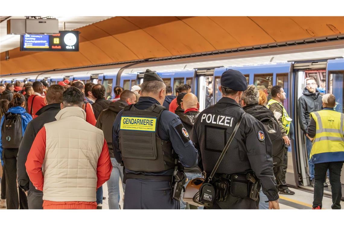 Mitten auf dem Weg zum Stadion wird ein U-Bahn-Sonderzug mit 1.000 Fans  lahmgelegt.