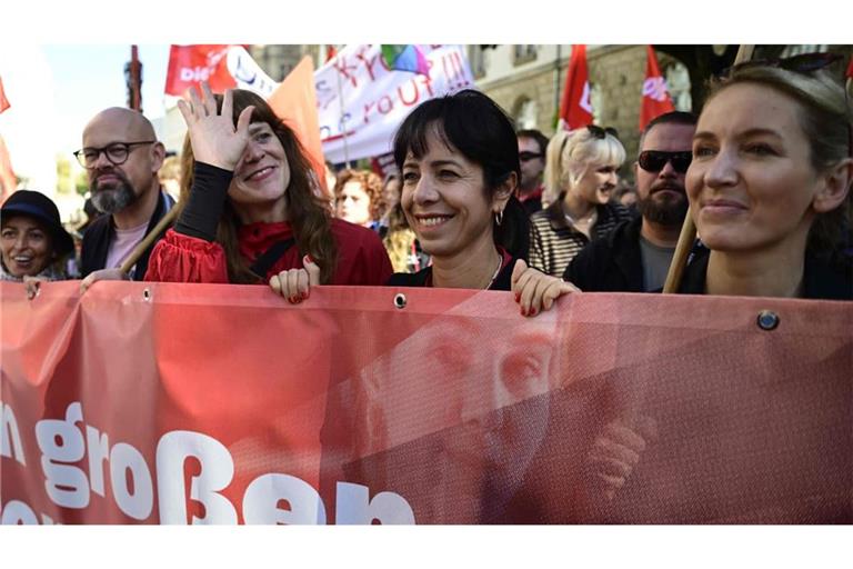 Mitten im linken Kampfgeschehen: Elif Eralp geißelt zusammen mit ihren Genossen die Sozialpolitik der Bundesregierung. Wenn die Wahlsiegerin von Berlin die Hauptstadt regieren will, muss sie aber SPD und Grüne noch überzeugen. Doch jeden Tag werden neue Vorwürfe gegen sie und andere Linke laut.