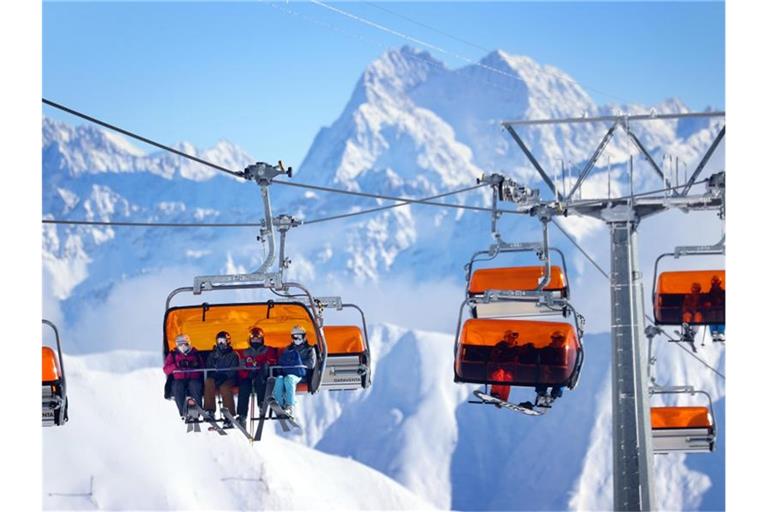 Mitten im Lockdown: Skifahrer im Skigebiet Ischgl in einem Sessellift. Foto: Karl-Josef Hildenbrand/dpa