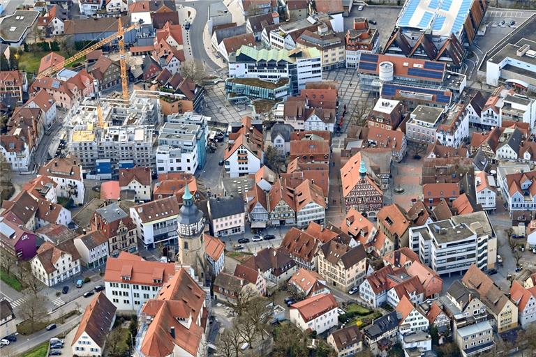 Mitten in Backnang wächst die Baustelle der Kronenhöfe (links oben) seit etlichen Monaten immer weiter in die Höhe. Auf der Aufnahme wird erst so richtig deutlich, wie groß das Areal ist und wie zentral es liegt. Foto: W. Kuhnle