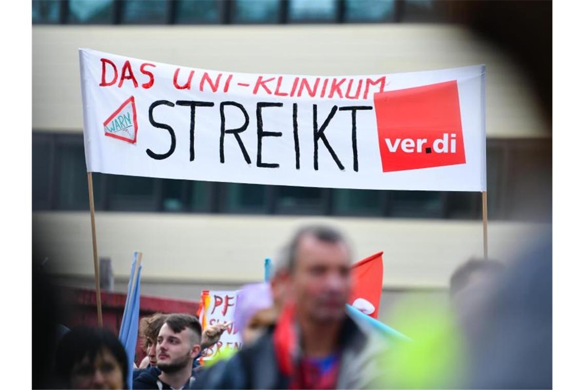 Mitten in der sich zuspitzenden Corona-Lage will Verdi die Warnstreiks an Universitätskliniken deutlich ausweiten. Foto: Uwe Anspach/dpa