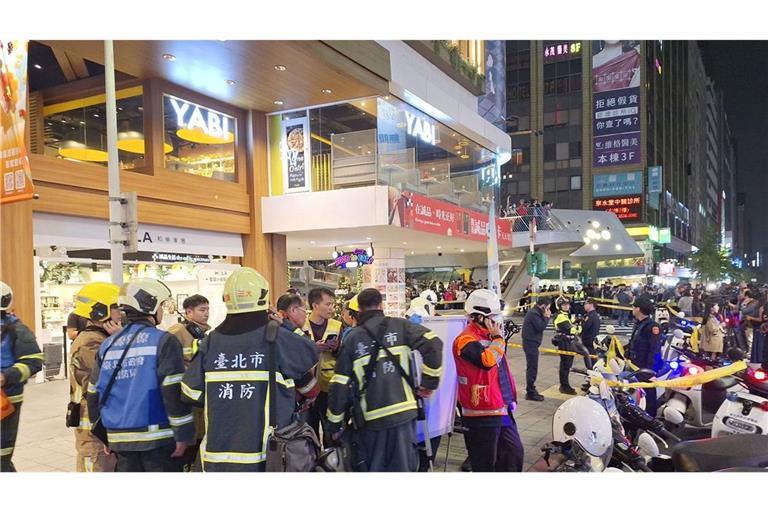 Mitten in Taipeh hat ein Mann mit Rauchgranaten und einem Messer Menschen angegriffen.