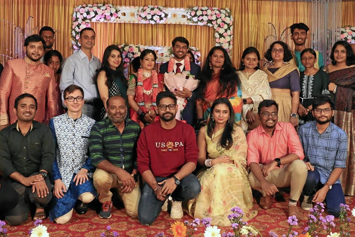 Praktikum in Indien: Eintauchen in eine fremde Kultur Mittendrin bei einer Hochzeitsfeier in Bangalore: Felix Koehler (vorne, Zweiter von links). Fotos: privat