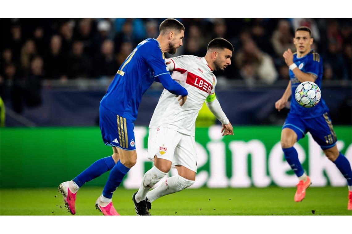 Mittendrin im Spiel: VfB-Offensivmann Deniz Undav im Zweikampf mit Svetozar Markovic von Slovan Bratislava (li.).